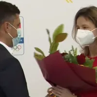 Eduard Novak nu și-a cerut scuze public pentru declarațiile sale. I-a adus flori Anei Maria Popescu la aeroport. Captură video