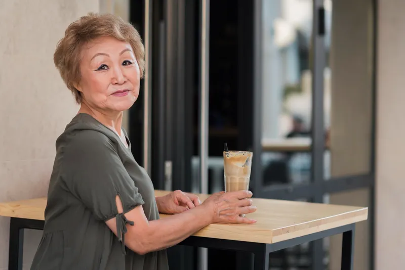 Pensionară stând afară - Foto: Freepik