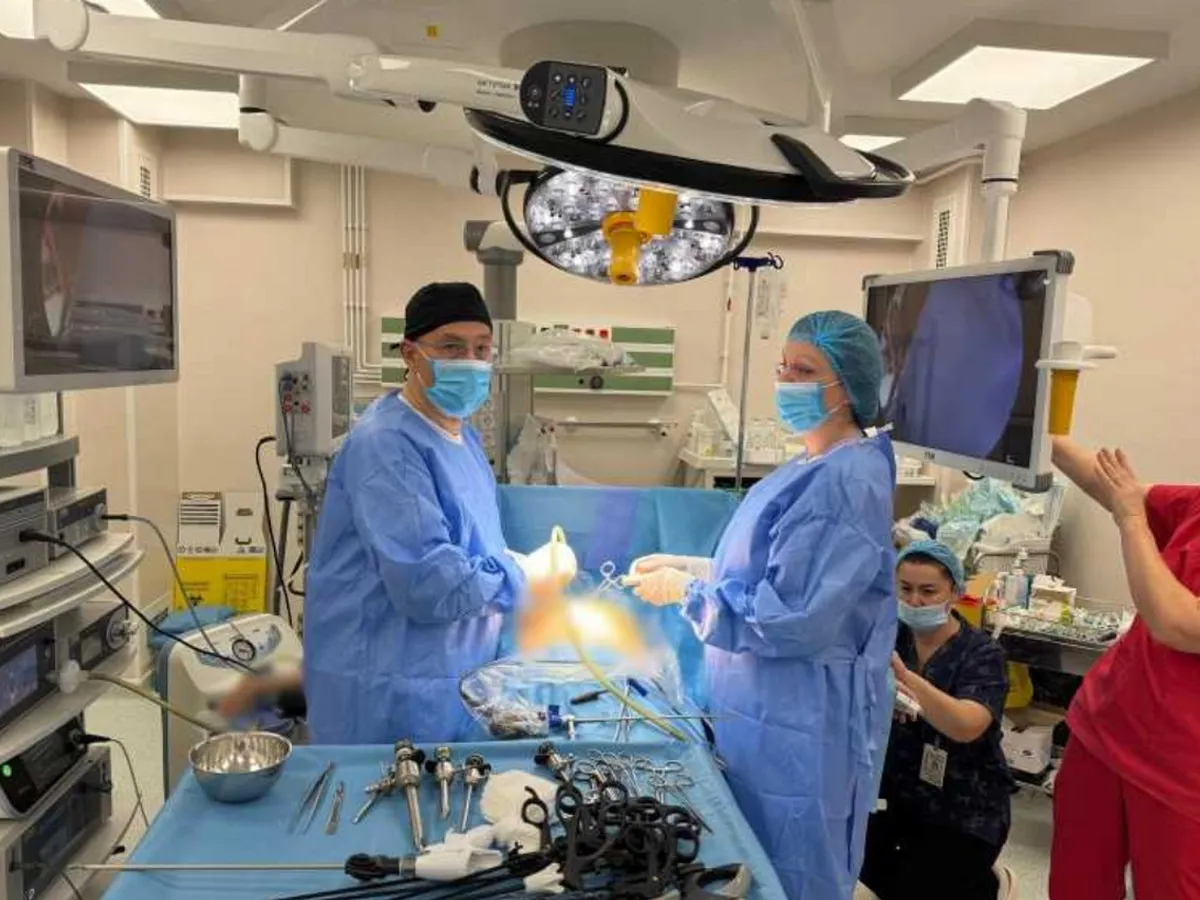 Provocare majoră! Tumoră gigant, de circa 4,2 kilograme, extirpată unui adolescent de 16 ani la Bacău