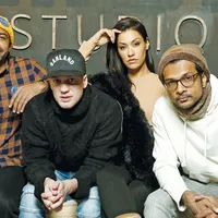Modernizează asta!  De la stânga la dreapta: Diggs și Casal, cu starul din Blindspotting, Janina Gavankar (care o interpretează pe fosta prietenă a lui Diggs, Val) și Utkarsh  Ambudkar, la festivalul de film Sundance