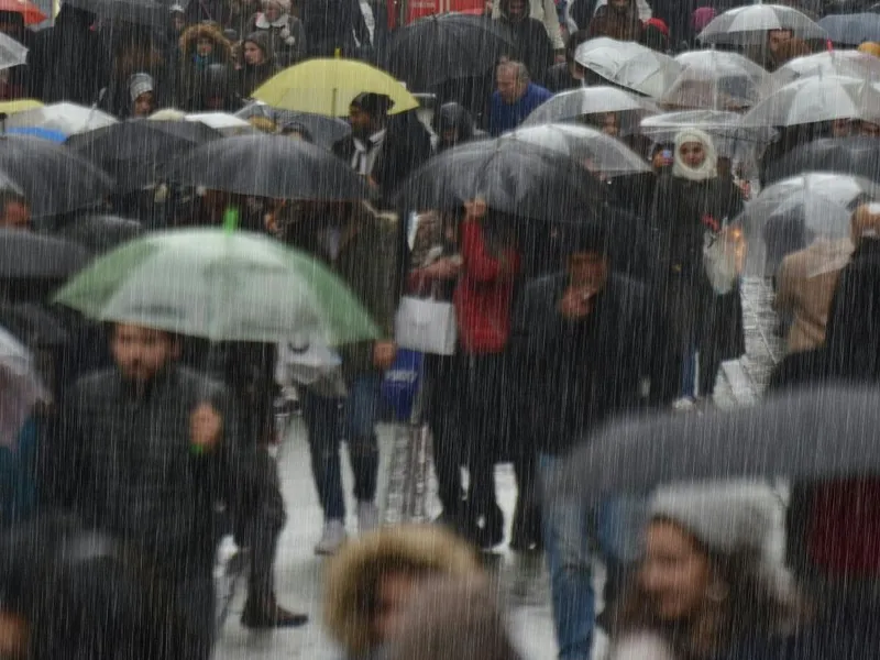 Mulţime în plaoie, pe stradă - Foto: Pexels/Bozan Güzel