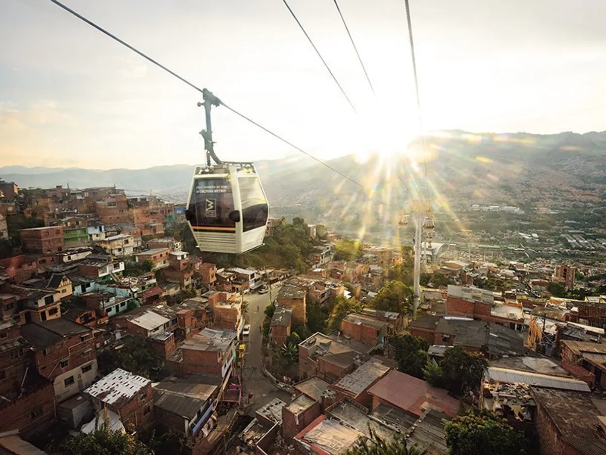 CĂLĂTORII ÎN AER Gondola din Medellín, inaugurată în 2004, nu este doar o atracție  turistică. Este, de asemenea, un sprijin pentru mulți dintre cei mai săraci locuitori și un simbol  al transformării orașului.