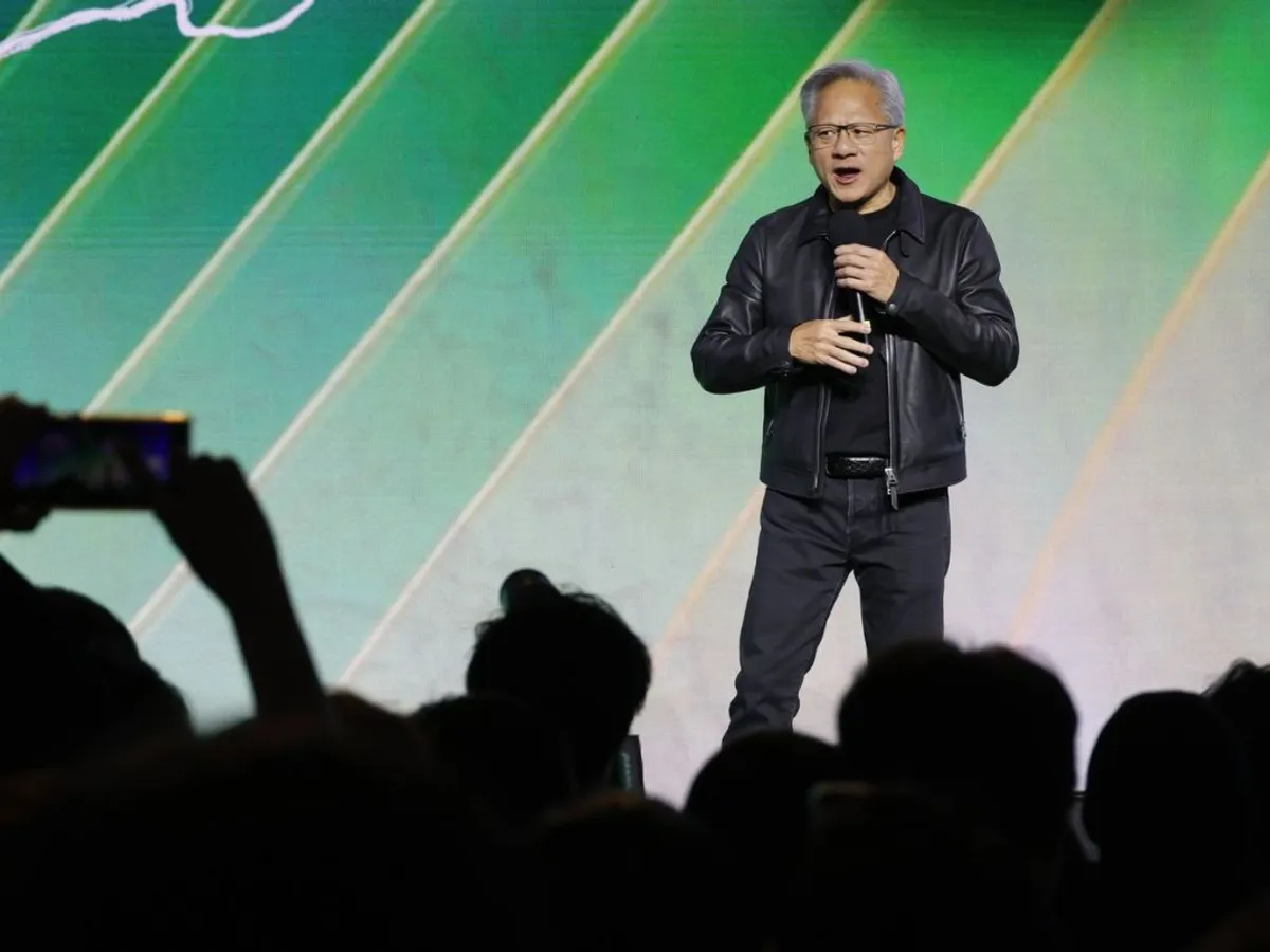 Jensen Huang, CEO-ul Nvidia, lansându-şi la Taipei cipul RTX Spark - Foto: Profimedia Images