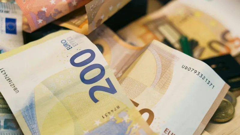 Curs BNR, 12 mai. Moneda euro şi-a oprit creşterea. Cursul leu-euro rămâne puţin peste 5,10 lei - Foto: Pexels/Jakub Zerdzicki