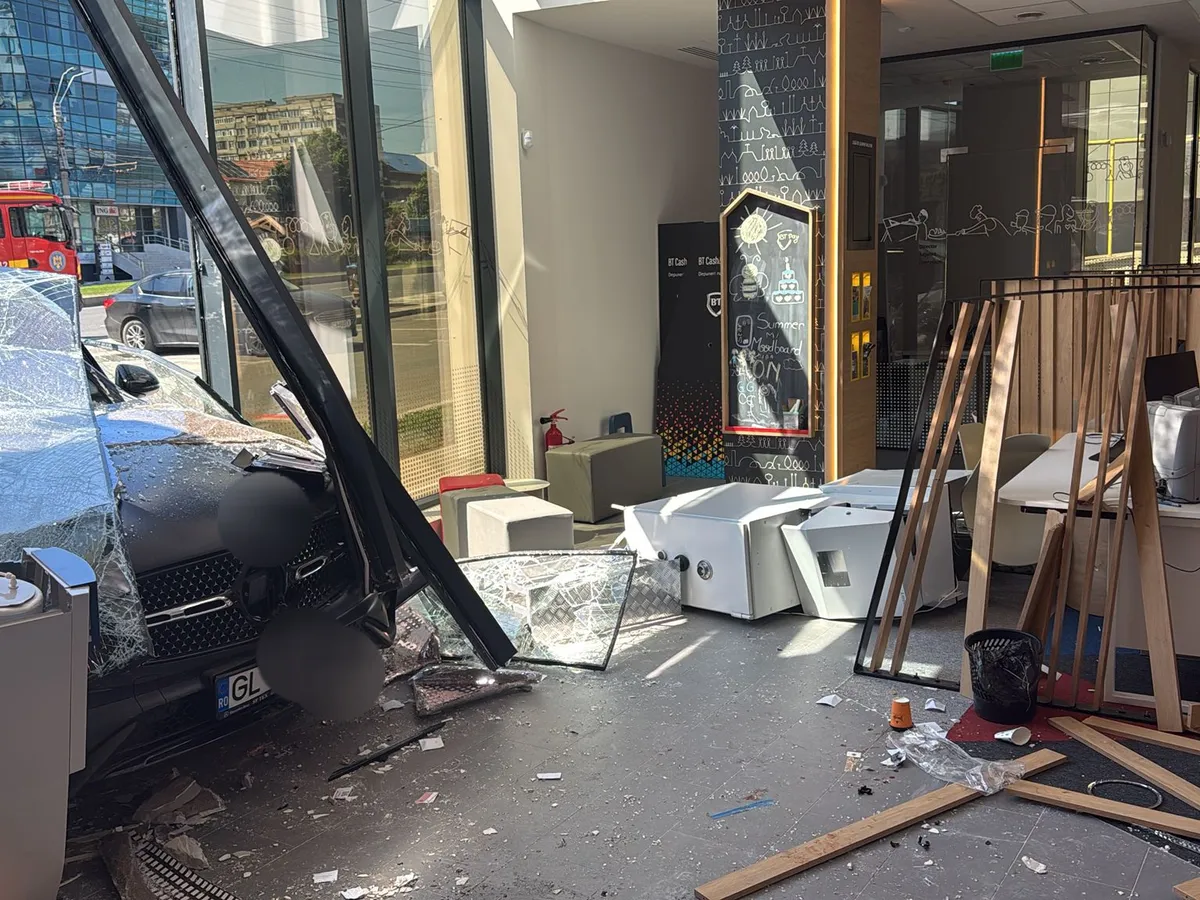 Galați: O șoferiță de 71 de ani a intrat cu mașina într-un bancomat și a accidentat o altă femeie