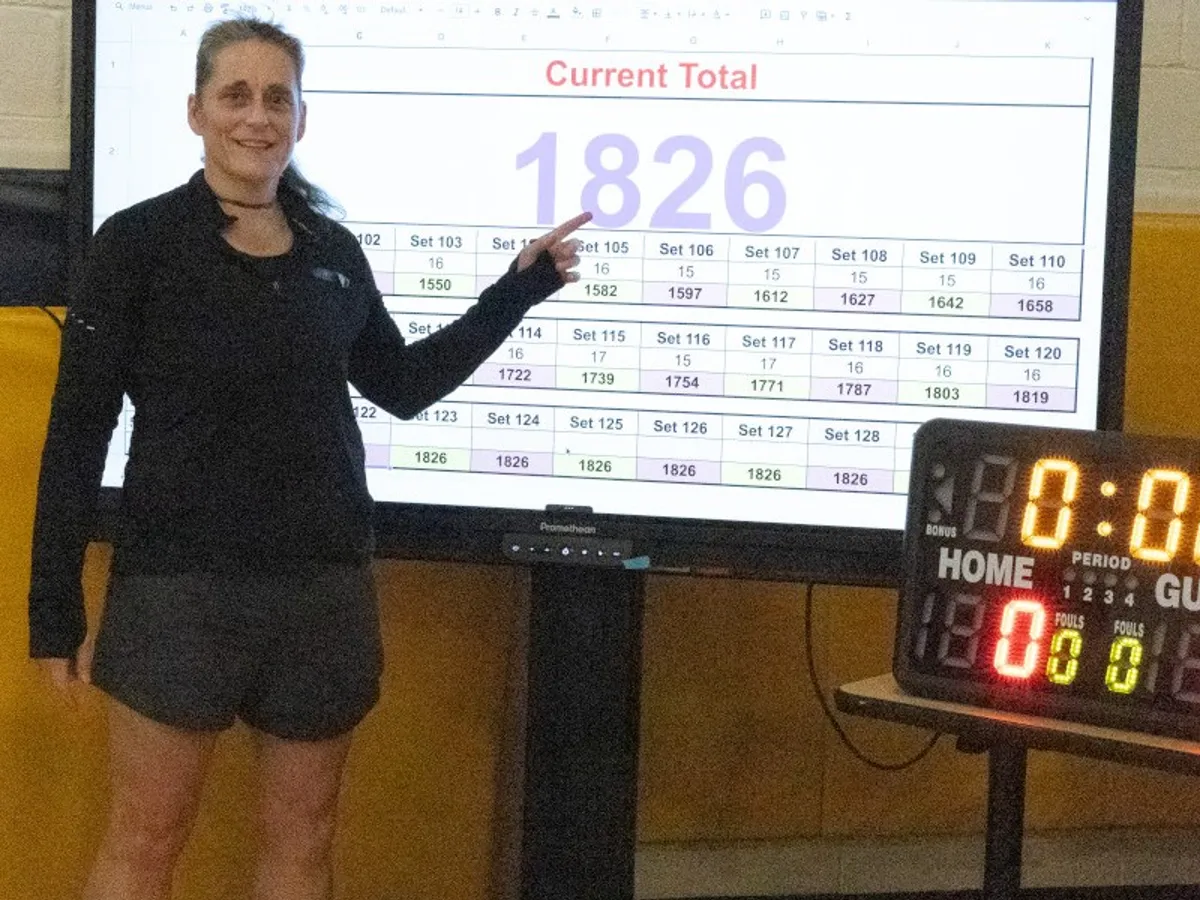 Record omologat de Guinness World Records. O profesoară de educație fizică a făcut 1.826 de flotări într-o oră