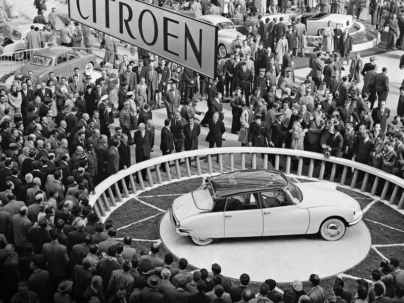 Care a fost prima mașină de serie mare echipată standard cu frâne pe disc? S-a întâmplat în 1955 - Foto: autoexpress.co.uk