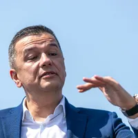 Ministrul Transporturilor, Sorin Grindeanu, verificând stadiul lucrărilor pe un şantier - Foto: INQUAM PHOTOS/Virgil Simionescu