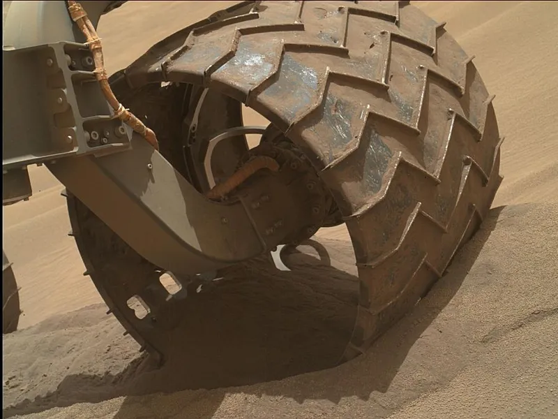 Plan apropiat cu roata roverului Curiosity, pe planeta Marte - Foto: Profimedia Images