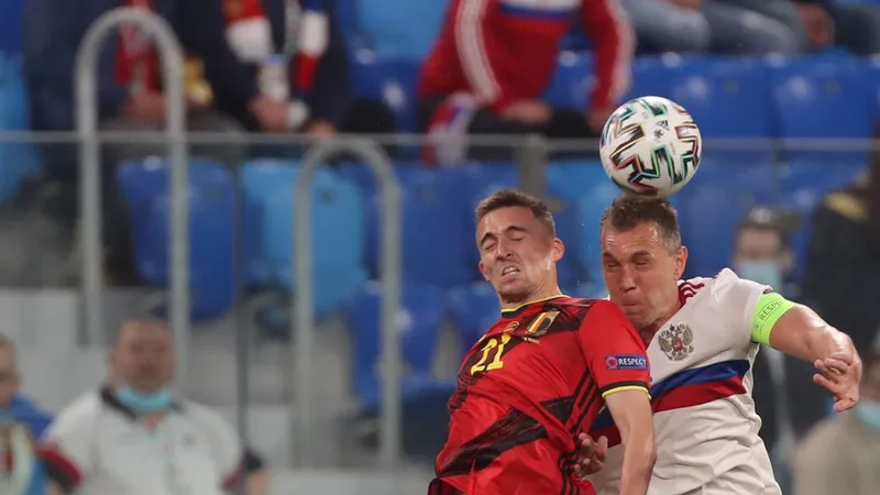 Timothy Castagne îtr-un duel aerian Foto: gettyimages