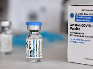 Slovenia a suspendat temporar vaccinarea anti-COVID cu Johnson & Johnson. / Foto: theconversation.com