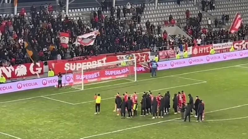 Scandal la meciul Dinamo-Farul Constanța. Amendă uriașă pentru organizator - Foti: captură Facebook