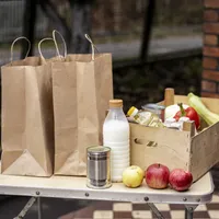 Care pensionari primesc 125 lei la pensie sub formă de alimente? Pachetele se dau de Crăciun Foto: Freepik (fotografie cu caracter ilustrativ)