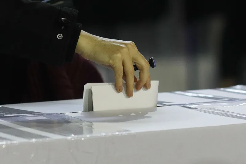 Persoană introducându-şi votul în urna de vot - Foto: INQUAM PHOTOS/Mălina Norocea