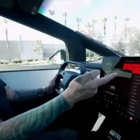 Un YouTuber și-a luat Tesla Cybertruck. Mașina electrică nouă s-a stricat după circa 1 km - Foto: captură ecran
