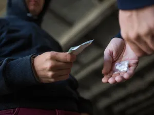 Droguri ecstasy vândute ca bomboane. Copiii, ținta traficanților, atrași cu nume de acadele celebre - Foto: Profimedia images