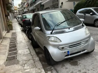 Ce înseamnă dacă găsești ridicate ștergătoarele de la parbriz? Ce amendă îți poate da poliția? - Foto: carandmotor