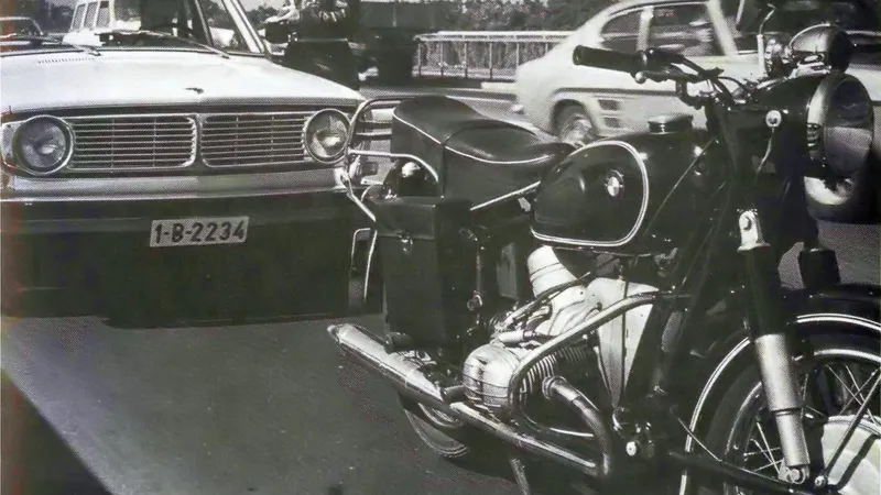 Polițist pe  motocicletă BMW în anii 1970. / Foto: motociclism.ro