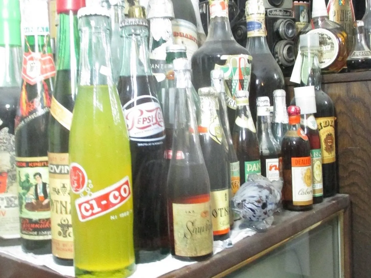 Sticle cu băuturi din comunism