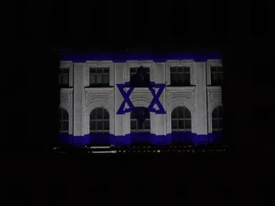 Steagul Israelului, proiectat pe Palatul Parlamentului, în semn de solidaritate - Foto: Captură de ecran/