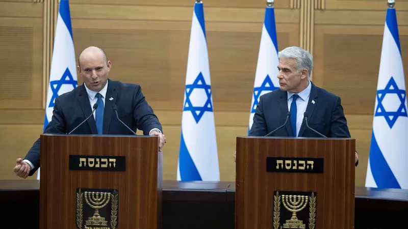 Bennett şi Lapid formaseră în iunie 2021 o coaliţie unică în istoria Israelului, reunind partide de dreapta, de centru, de stânga şi pentru prima oară o formaţiune arabă - Foto: Profimedia Images