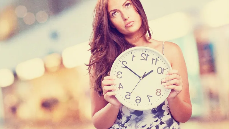 Femeie cu ceas cu orele puse invers - Foto: Freepik (cu rol ilustrativ)