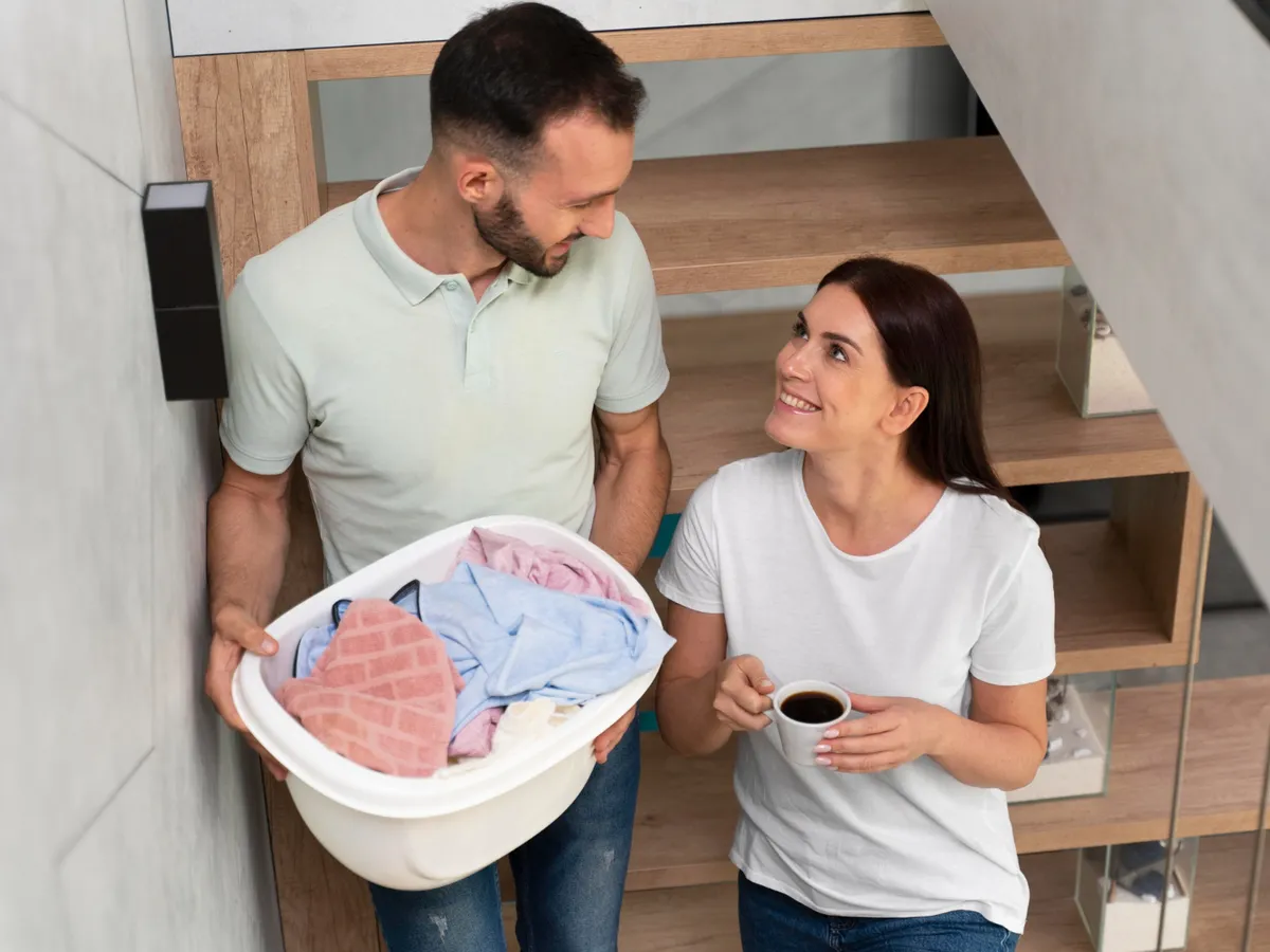 Cuplu carevrea să întindă rufele - Foto: Freepik (Imagine cu rol ilustrativ)