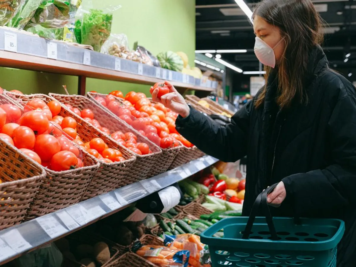 Femeie la cumpărături, în faţa unui stand cu fructe, în hypermarket - Foto: Pexels/Anna Shvets