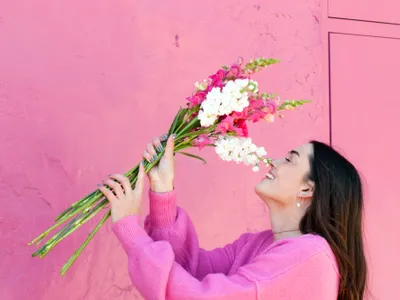 Fata cu gladiole Foto: Pexels (imagine cu rol ilustrativ)