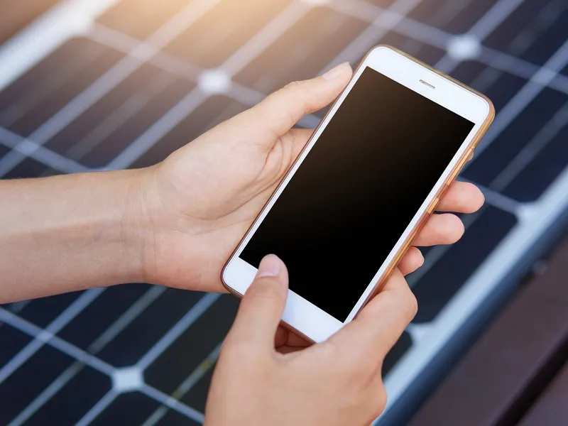 Cum transformăm telefoanele mobile în panouri fotovoltaice