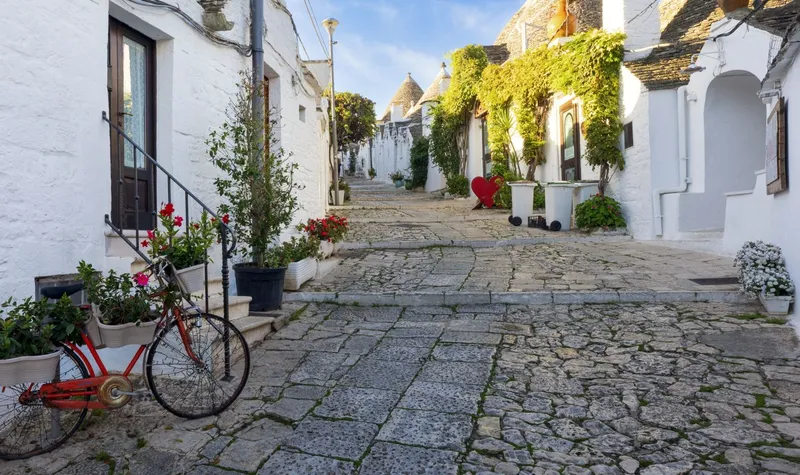Stradă &icirc;n Alberobello, Puglia, Italia - Foto: Magnific/vwalakte