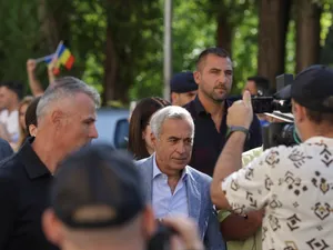 Călin Georgescu cu gărzile de corp, îmbrăcate în negru - Foto: INQUAM PHOTOS /