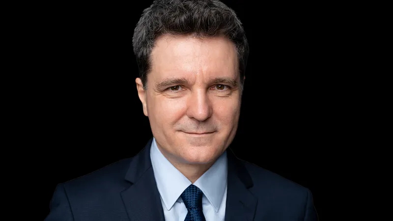 Nicuşor Dan, primarul general al Capitalei, înlătură gardurile de şantier instalate de Daniel Băluţă - Foto: nicusordan.ro