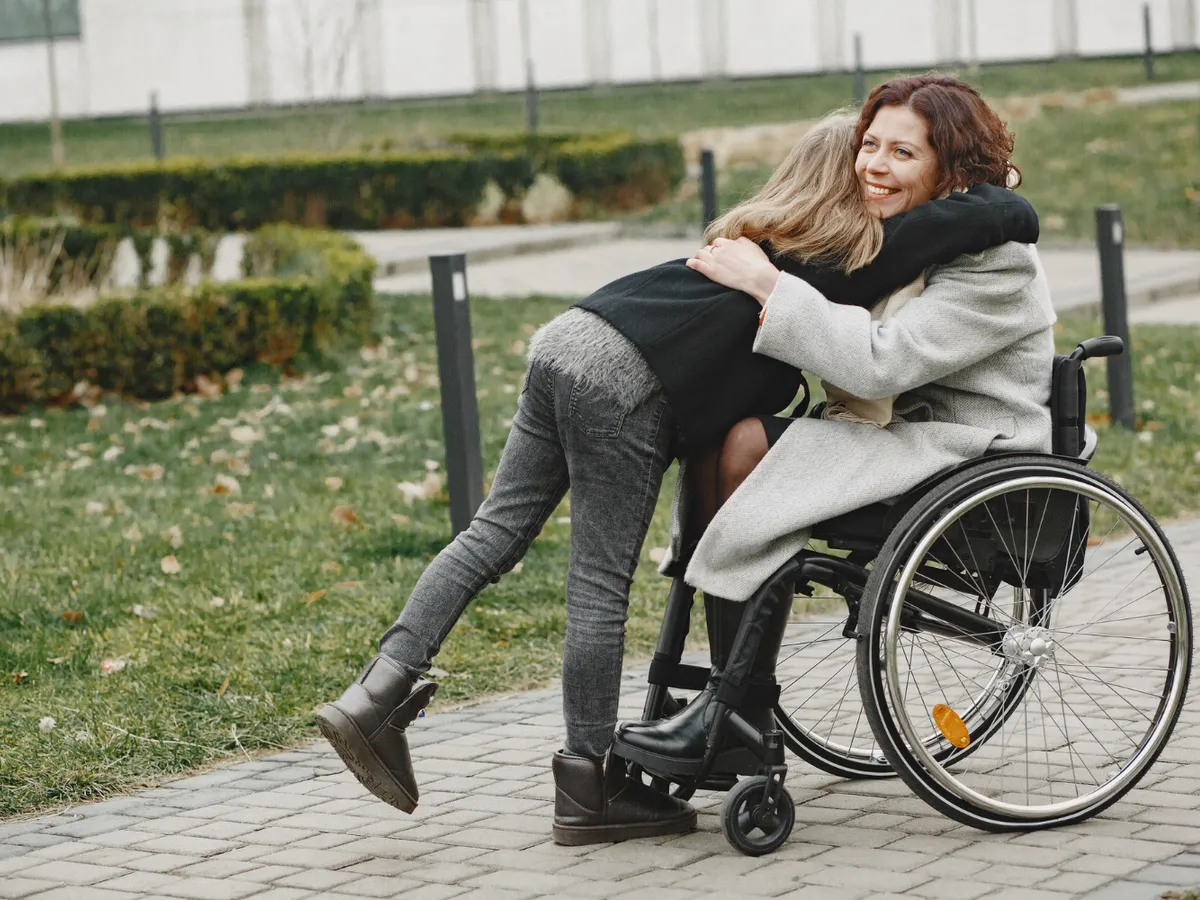 Bani pentru persoanele cu handicap din București. Un avocat spune ce să faci, ca să iei banii de la Primărie