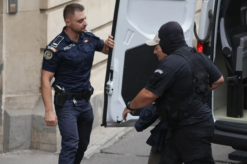 Spionul trădător Alexandru Bălan, &icirc;n momentul arestării, la 9 septembrie 2025 Foto: INQUAM Photos/George Călin