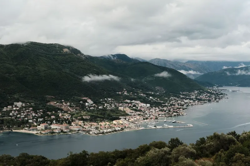 Muntenegru, turism spectaculos. Locul unde muntele cade &icirc;n mare - Foto: Pexels/Neon Joi