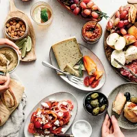 MISTER ALIMENTAR Este o idee bună să numeri caloriile, să eviți carbohidrații, să te îndopi cu carne? Este mai bine să mâncați doar alimente naturale, să evitați glutenul, să deveniți vegani? Știința nu poate oferi răspunsuri definitive