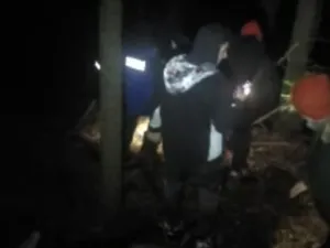 Trei copii care s-au rătăcit prin pădure pe traseul „300 de scări”, recuperați de  jandarmii montani - FOTO: Facebook/ Inspectoratul de Jandarmi Judetean Bacau