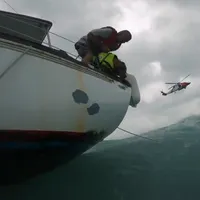 VIDEO Un bărbat și câinele său, salvați spectaculos din ocean. Barca le-a fost răsturnată de uragan - Foto: captură video