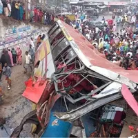 Tragedie cu 19 morți în Bangladesh. Un autobuz a rupt balustrada unei autostrăzi și s-a prăbușit - Foto: Twitter