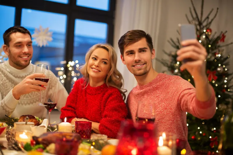 Familie la masa de sărbători - Foto: Freepik (Imagine cu rol ilustrativ)