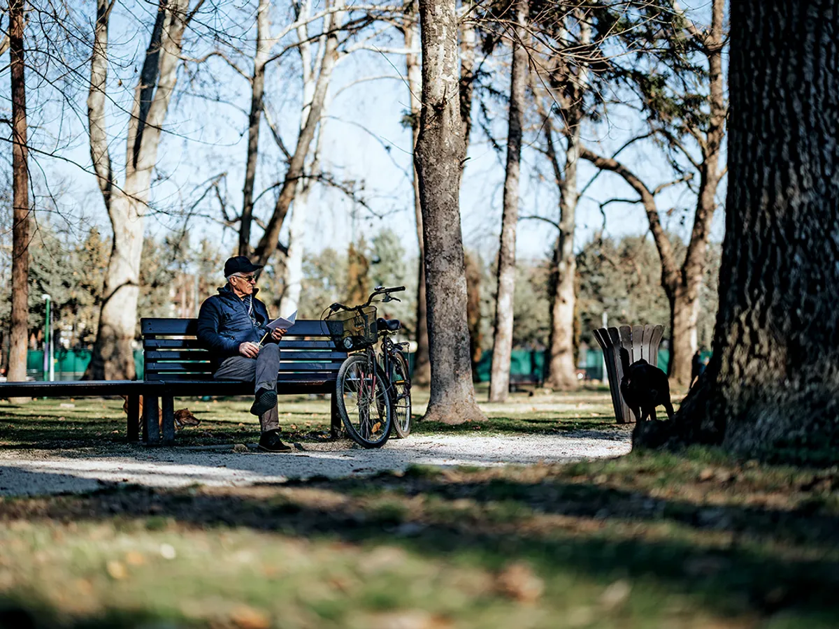 ÎN AER LIBER Profitați de lumina de la începutul zilei ieșind la o plimbare, chiar și în zilele înnorate. Sau bucurați-vă de prânz în parc