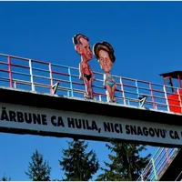 O caricatură a soţilor Ceauşescu a fost furată. Recompensă de 1000 de euro pentru cel care o găsește Foto: captură Observator