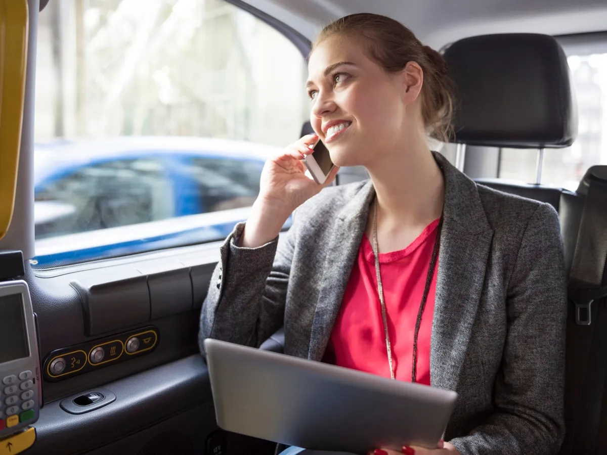 Femeie care se află în mașină de ride-sharing - Foto: Freepik (imagine cu rol ilustrativ)