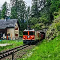 Tren ieșind dintr-un tunel în Elveția - Foto: Pexels (cu rol ilustrativ)