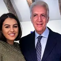 Unul dintre proprietarii Ferrari, cu o avere de 6,3 miliarde €, se plimbă prin București cu o Dacia - Foto: B1TV