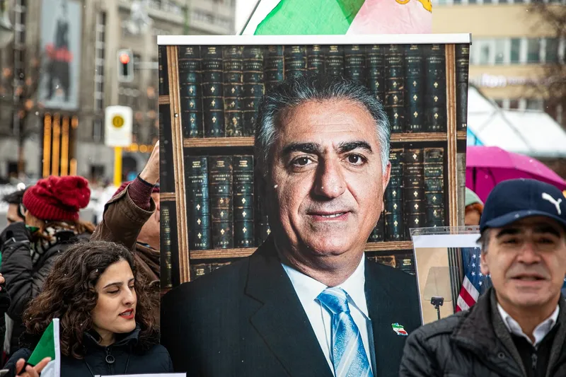 Susținători ai prințului moștenitor iranian exilat, Reza Pahlavi, participă la proteste la Paris și Berlin - Foto: Profimedia Images (imagine cu rol ilustrativ)