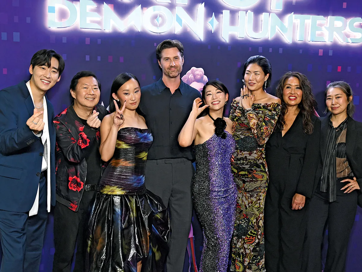ÎN PRIM-PLAN Appelhans (în centru) și Kang (în extrema dreaptă) sunt însoțiți de distribuția filmului KPop Demon Hunters la o proiecție specială în Los Angeles, în iunie