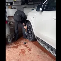 Un primar de comună se plânge că i-au schimbat roțile cu ciocanul. / Foto: captură video