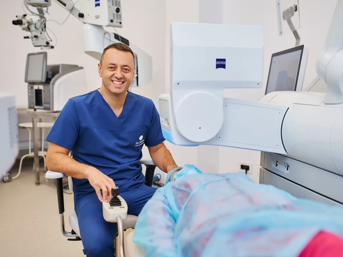 Dr. Teodor Holhoș, fondatorul rețelei de oftalmologie nr. 1 din România,invitat să realizeze operații la Viena